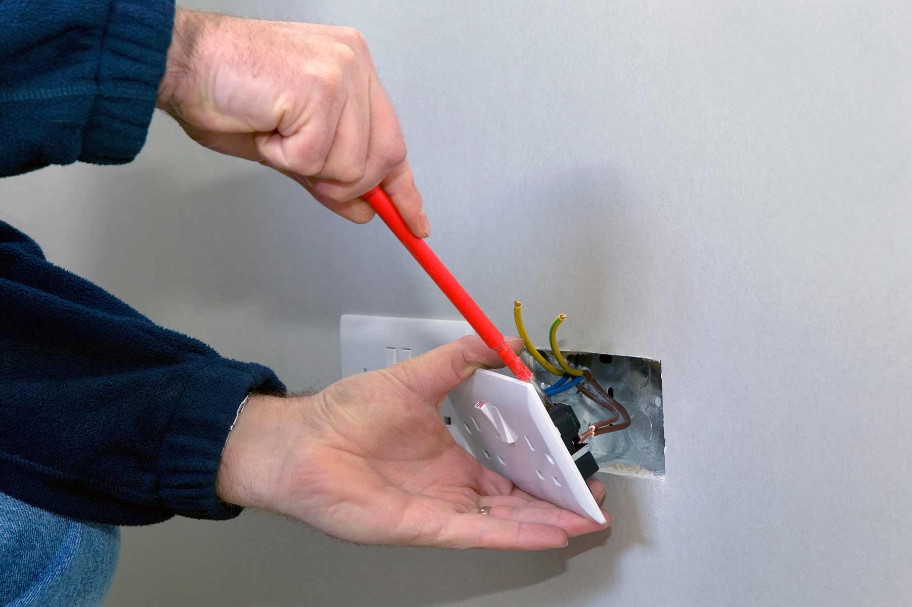 Our electricians can install plug sockets for domestic and commercial proeprties in Stevenage and the local area. 